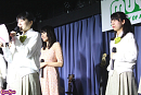卒業発表する清水花梨（左端）