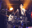 一曲目でドラム演奏し、場内を驚かせた田﨑あさひ。