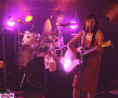 ドラムを演奏しながらボーカルも務めた田﨑。