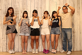 アップアップガールズ(プロレス)練習生。左端は森咲樹。