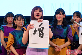 竹内朱莉(中央)