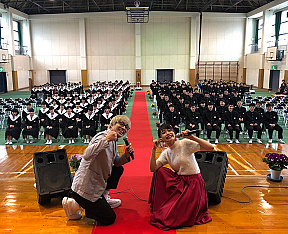 足立佳奈（右）