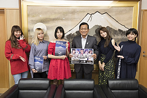 ベイビーレイズJAPANと山中湖村・高村文教村長。