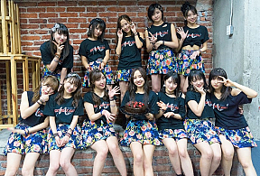 (後列左から)羽賀朱音・横山玲奈・小田さくら・加賀楓・牧野真莉愛 (前列左から) 生田衣梨奈・石田亜佑美・譜久村聖・飯窪春菜・森戸知沙希・野中美希・佐藤優樹