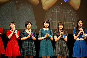 「BEYOOOOONDS ～冬の陣 ZIN～」より　（左から2人目より）平井美葉、小林萌花、里吉うたの