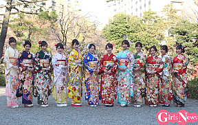 カレッジ・コスモス。（左から）新家利奈（武蔵野大4年・2016年度ミスコン準グランプリ）、脇田璃奈（東京理科大2年・2018年度ミスコングランプリ）、菅真鈴（國學院大2年・2018年度ミスコン準グランプリ）、、伊藤彩華・立教大2年）、秋月香七（慶應義塾大3年）、松井りな（中央大4年・2017年度ミスコンファイナリスト）、山木梨沙（慶應義塾大3年）、船田美子（青山学院大4年）、伊藤舞（玉川大4年・2016年度ミスコングランプリ）、Aya（立正大4年・2017年度ミスコン準グランプリ）、郡司奈桜（日本大学2年）、坂本美咲（跡見学園女子大4年）