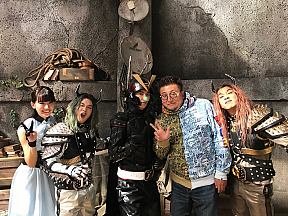 浅川梨奈(左端)