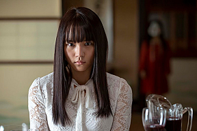 映画『黒い乙女 Q』場面写真より浅川梨奈。