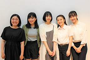 『遥か隣で／遥か隣でⅡ』より。「工藤了」こと渡邊璃生（中央）とキャストたち。左端はMCの大森つばさ。