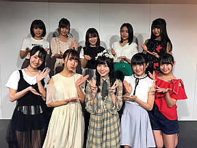 樋口なづな 18歳 生誕祭より。前列中央が樋口。