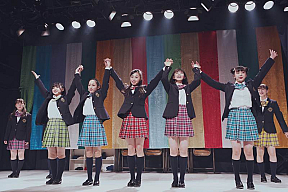 ローファーズハイ!! 　左から：中島萌望、東郷姫奈、菊地樹美、梅原瑠菜、駒木根心捺、唯藤絵舞、紺谷美友、山川愛理、加藤子美月