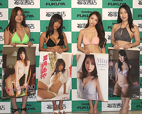 左から☆HOSHINO、葉月あや、仲村美海、薄井しお里