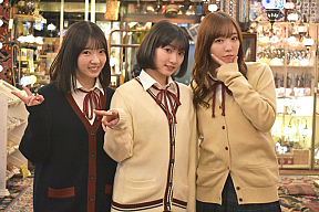 『ハロプロ！TOKYO 散歩』「谷中編」より。（左から）山岸理子、宮本佳林、譜久村聖