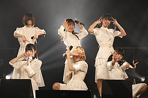 真っ白なキャンバス「メジャーデビュー記念 SPECIAL YouTube LIVE」