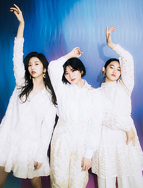 （左から）牧野真莉愛、加賀楓、佐々木莉佳子