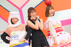 佐々木彩夏（中央）