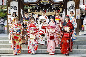 HKT48　（上段左から）市村愛里、地頭江音々、松本日向、宮﨑想乃、栗山梨奈　（下段左から）坂本愛玲菜、秋吉優花、荒巻美咲、石安伊