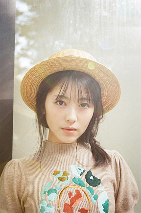 「浜辺美波 カレンダー 2021.04-2022.03」