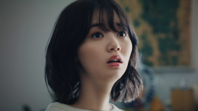 江野沢愛美　「au じぶん銀行 住宅ローン 連続 10 秒ドラマ『運命の借換』」より