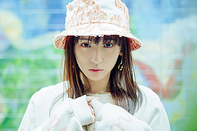 「浅川梨奈『06.12-06.12』CALENDAR＋miniPHOTOBOOK」より