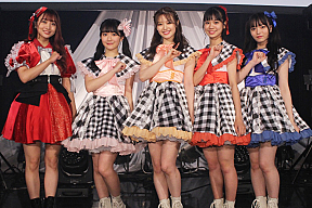 （左から）渡邉幸愛　阿部夢梨　萩田帆風　竹内ななみ　田中想