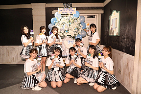 （前列左から）髙畑結希、末永桜花、相川暖花、菅原茉椰、野島樺乃 	（後列左から）　杉山愛佳、太田彩夏、水野愛理、浅井裕華、上村亜柚香