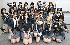 ＜3 列目＞ 大西桃香（衣装マスク着用）・久保怜音・武藤十夢・倉野尾成美・千葉恵里・西川 怜・谷口めぐ ＜2 列目＞ 柏木由紀（「根も葉もRumor」は出演せず）・小田えりな（柏木の代わりに出演）・岡部 麟・山内瑞葵・小栗有以・向井地美音・横山由依 ＜1 列目＞ 下尾みう・横山結衣・岡田奈々・本田仁美・村山彩