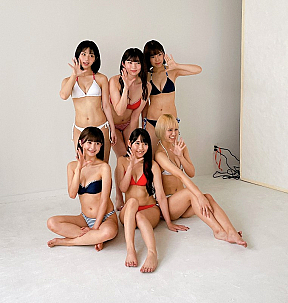 “水着でアイドル頂上決戦”撮影オフショット