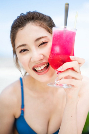 北川綾巴1st写真集より