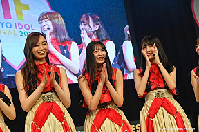 乃木坂46・遠藤さくら(中央)