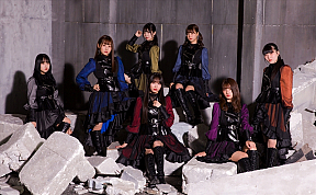 カミングフレーバー　前列中央　MIYO(赤)、時計回りに　KIMIE（BLACK）、HINANO（BLUE）、YU-KI（YELLOW）、 MIZUKI（LIGHT BLUE）、ENA（ORANGE）、AIRI（PURPLE）