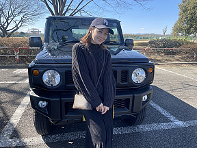 奥仲麻琴と愛車・ジムニーXL