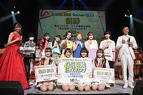 優勝したBombs!（筑波大学）。左端は小片リサ