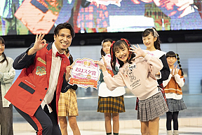 見事にグランプリと「おはスタ賞」を獲得し、木村昴（左）から祝福される、さわかさん（11歳）。