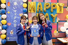 （左から）北村優羽・新井りりの・杉本萌 河渡コメリ店店内にて