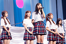 小栗有以（中央）　AKB48武道館公演『アイドルになってよかった』より