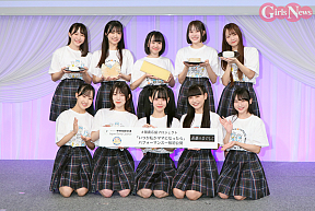 「高嶺のなでしこ」（前列：東山・春野・松本・籾山・城月、後列：葉月・星谷・涼海・橋本・日向端）