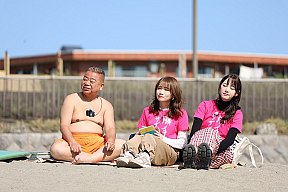 出川哲朗、秋元真夏、堀未央奈