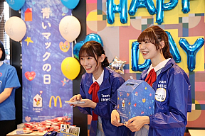 「青いマックの日」に参加した佐藤海里、藤崎未夢。マクドナルド河渡コメリ店にて