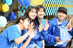 上國料萌衣（左から二人目）