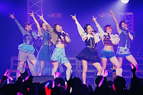 フィロソフィーのダンス、小田さくら（右から3人目）