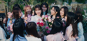 AKB48 『カラコンウインク』MVより