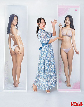 澄田綾乃と等身大タペストリー