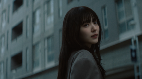 鈴木愛理「恋におちたら feat. 空音 & ☆Taku Takahashi」MVより