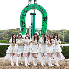 UMATENA　（左から）望月・大原・桜衣・益子・垂水・青木・有村