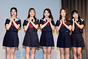 「UNICODE」左からミオ・ハナ・エリン・スア・ユラ