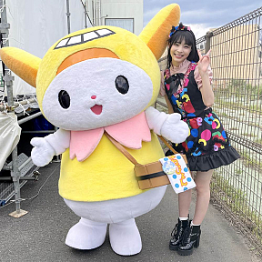 寺嶋由芙と、東京都大田区公式PRキャラクター「はねぴょん」