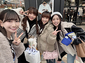 志柿じゅみ(手前)