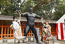 住吉神社　古代力士像とともに