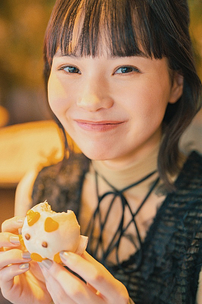 新⾕ゆづみ 2025-26 カレンダー「あしあと、」10月